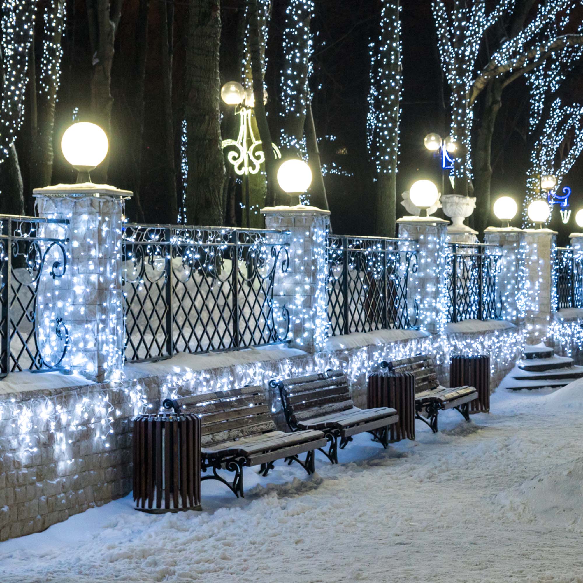 Праздничная атмосфера дома и на улице